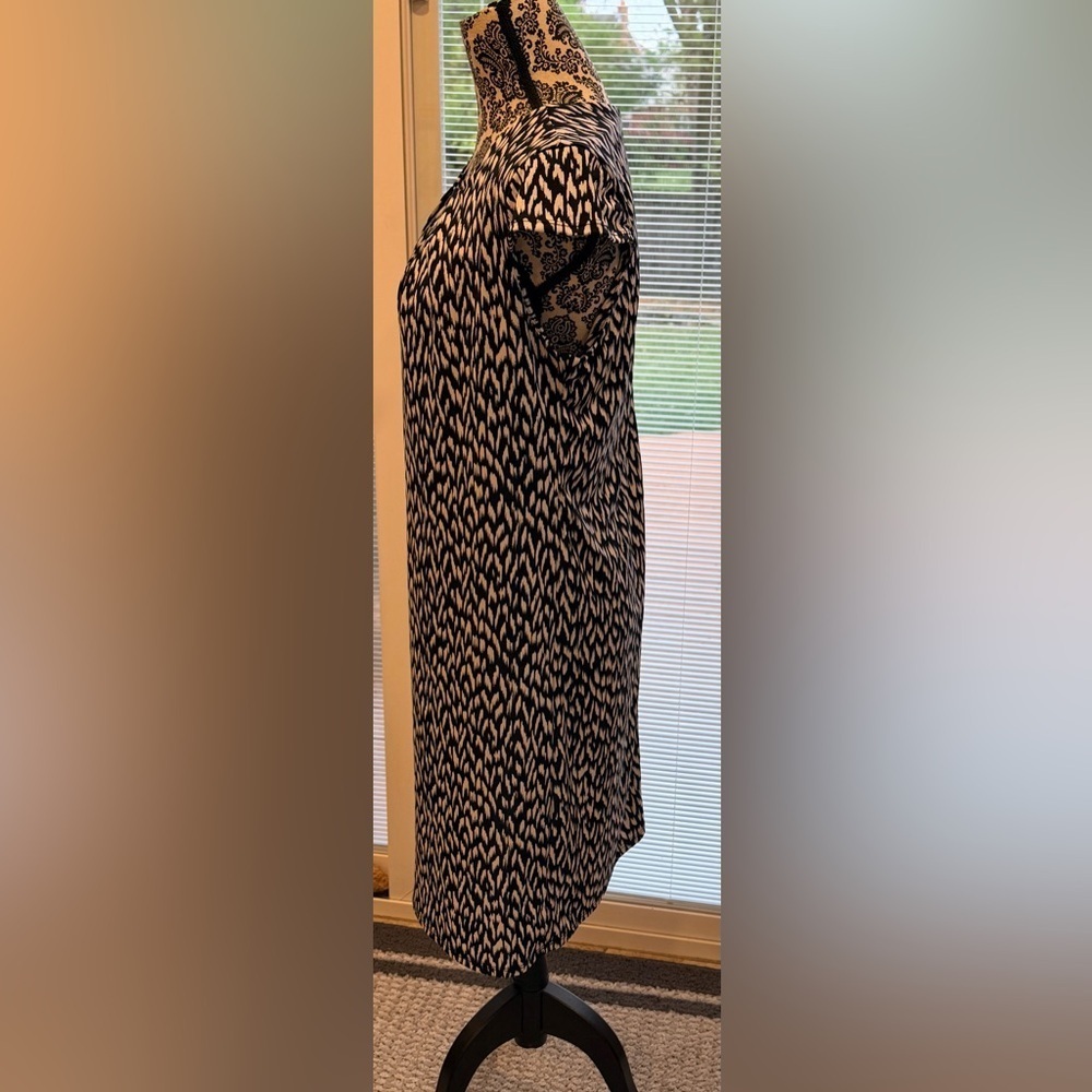 Elegant Black and white Patterned dress size 12p - Picture 4 of 9